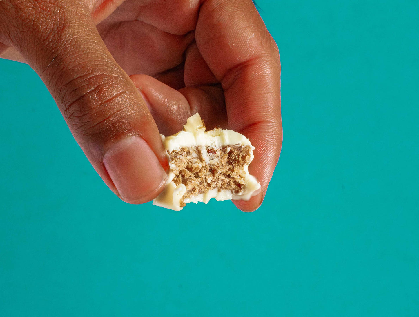 White chocolate crunchy hazelnut bar organic+vegan+gluten-free