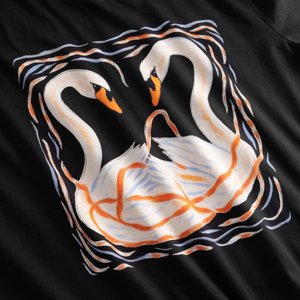 T-shirt Vadstena - Painted swans black